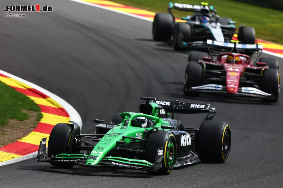 Foto zur News: Andrea Kimi Antonelli, Nico Hülkenberg (Sauber) und Lewis Hamilton (Ferrari)