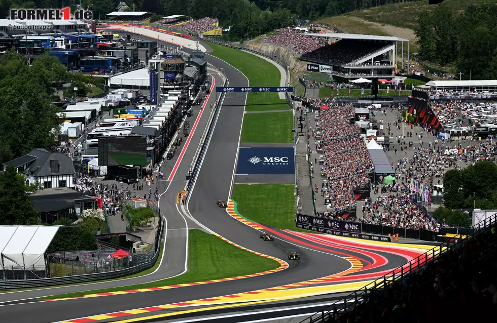 Foto zur News: Max Verstappen (Red Bull), Oscar Piastri (McLaren) und Lando Norris (McLaren)
