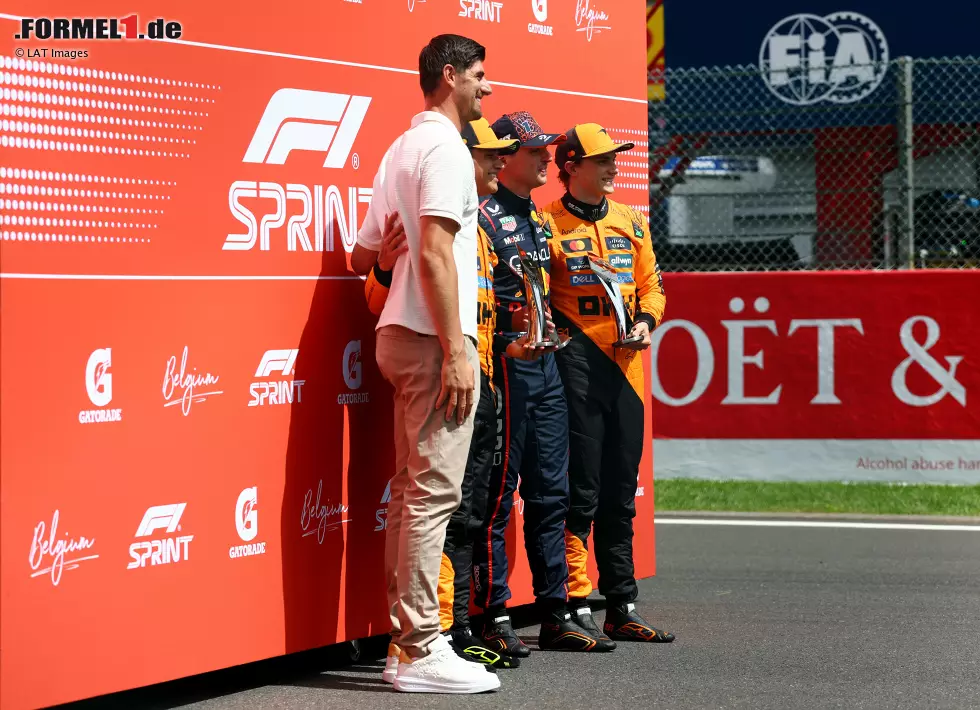 Foto zur News: Max Verstappen (Red Bull), Oscar Piastri (McLaren) und Lando Norris (McLaren)