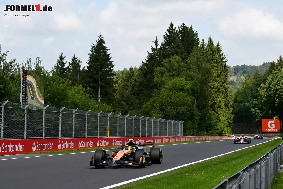 Foto zur News: Lando Norris (McLaren) und Esteban Ocon (Haas)