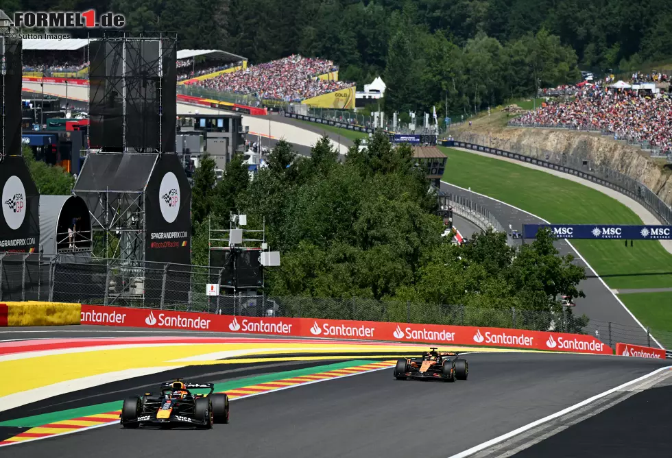 Foto zur News: Max Verstappen (Red Bull) und Oscar Piastri (McLaren)