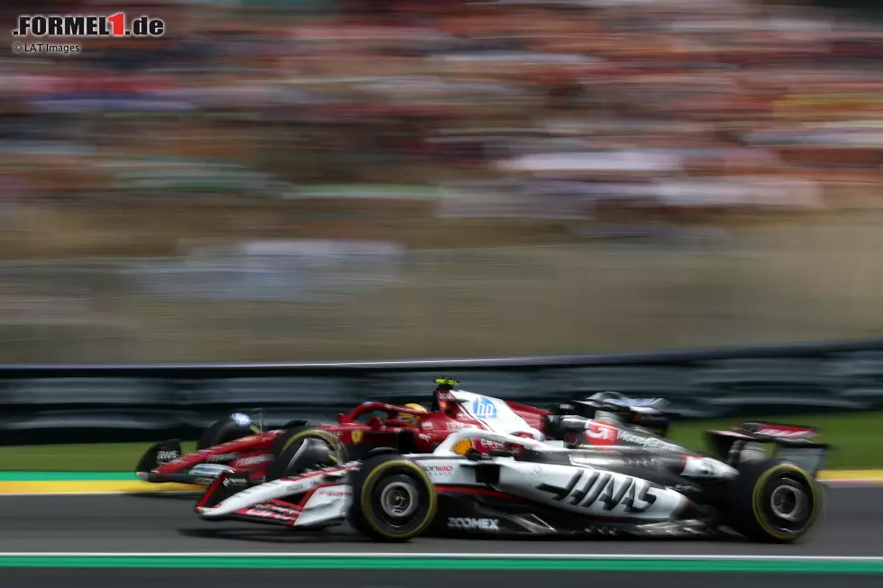 Foto zur News: Esteban Ocon (Haas) und Lewis Hamilton (Ferrari)
