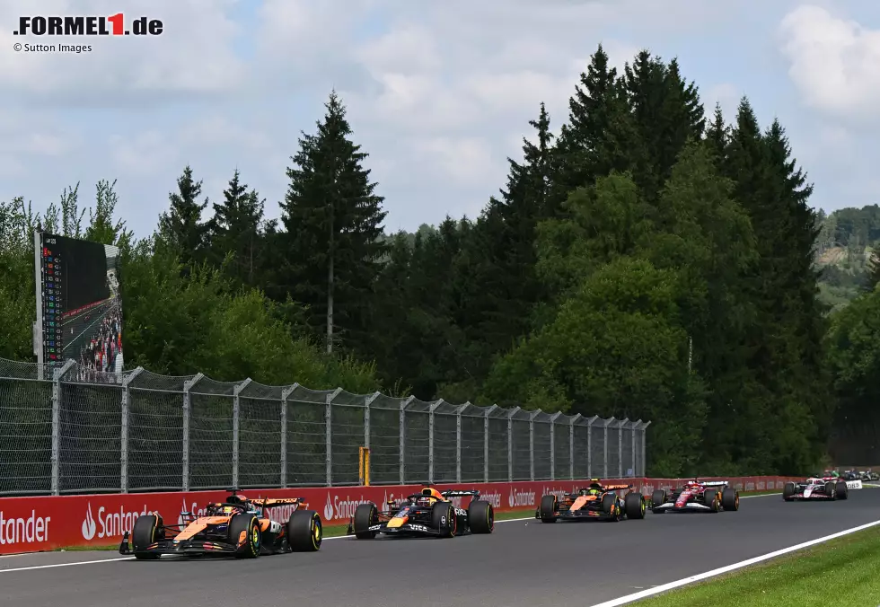 Foto zur News: Oscar Piastri (McLaren) und Max Verstappen (Red Bull)