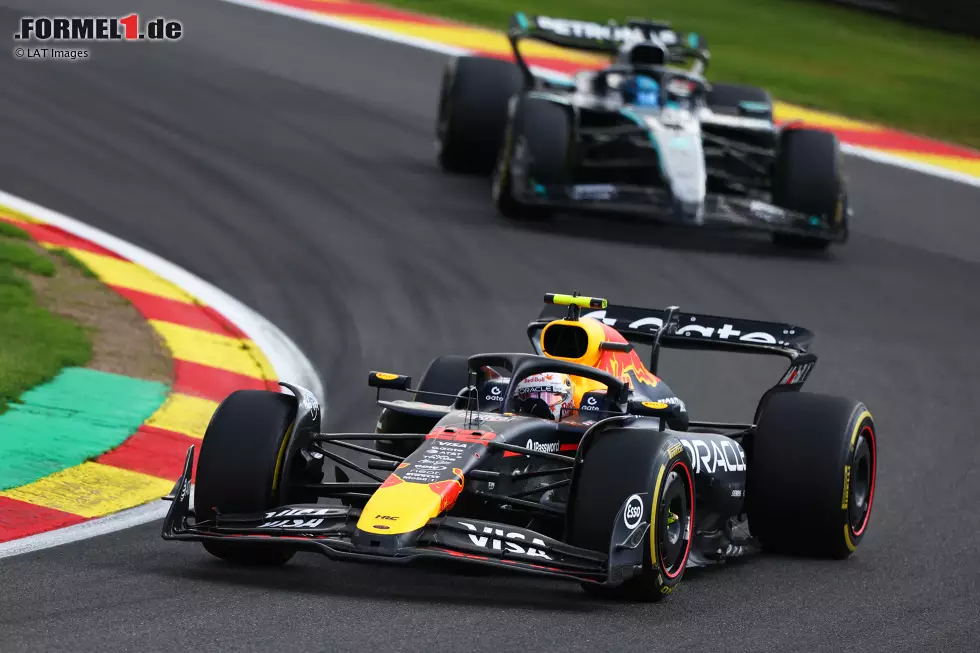 Foto zur News: Yuki Tsunoda (Red Bull) und George Russell (Mercedes)