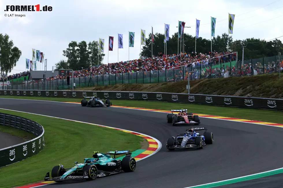 Foto zur News: Alexander Albon (Williams), Fernando Alonso (Aston Martin) und Lewis Hamilton (Ferrari)