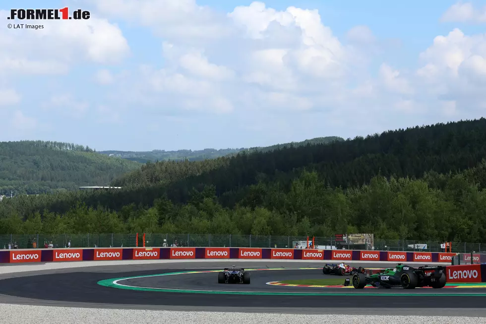 Foto zur News: Andrea Kimi Antonelli, Lewis Hamilton (Ferrari) und Nico Hülkenberg (Sauber)