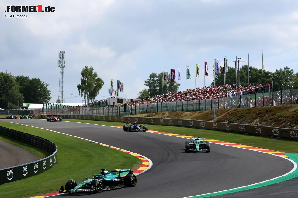 Foto zur News: Alexander Albon (Williams), Lance Stroll (Aston Martin) und Fernando Alonso (Aston Martin)