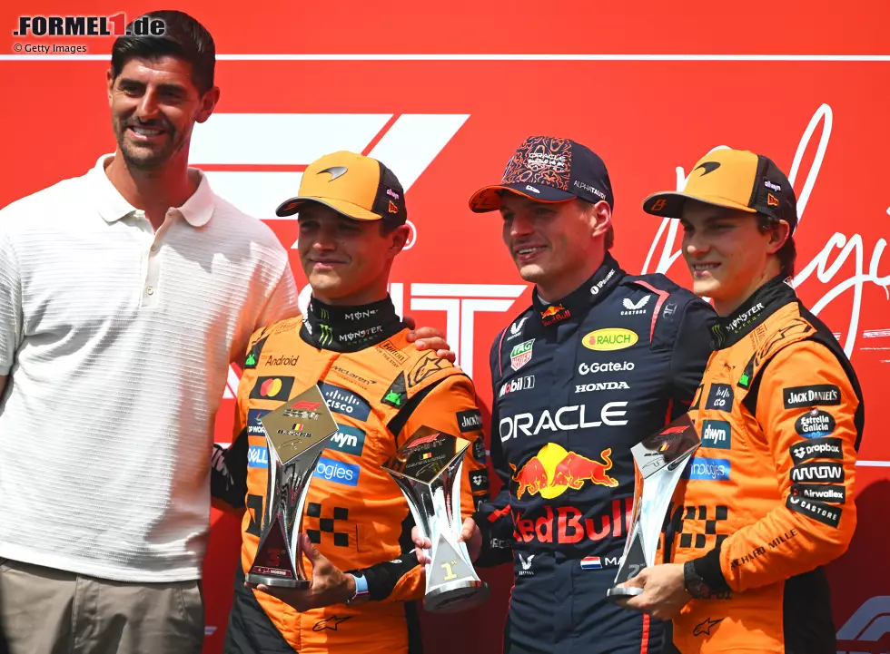 Foto zur News: Max Verstappen (Red Bull), Oscar Piastri (McLaren) und Lando Norris (McLaren)