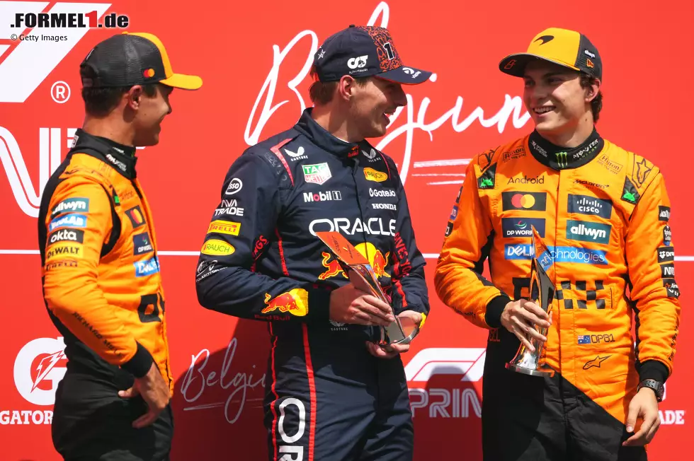 Foto zur News: Max Verstappen (Red Bull), Oscar Piastri (McLaren) und Lando Norris (McLaren)