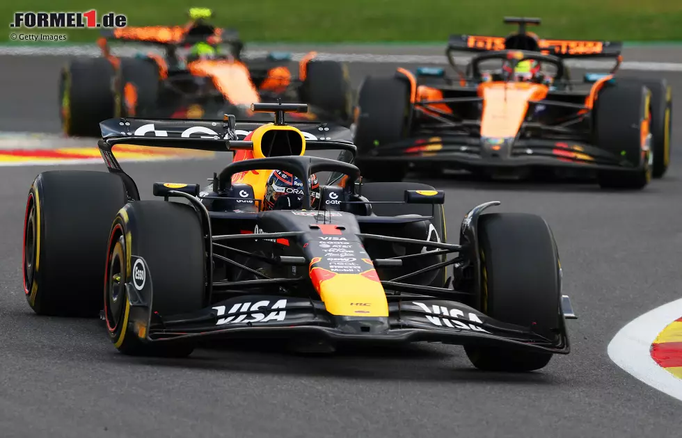 Foto zur News: Max Verstappen (Red Bull), Oscar Piastri (McLaren) und Lando Norris (McLaren)