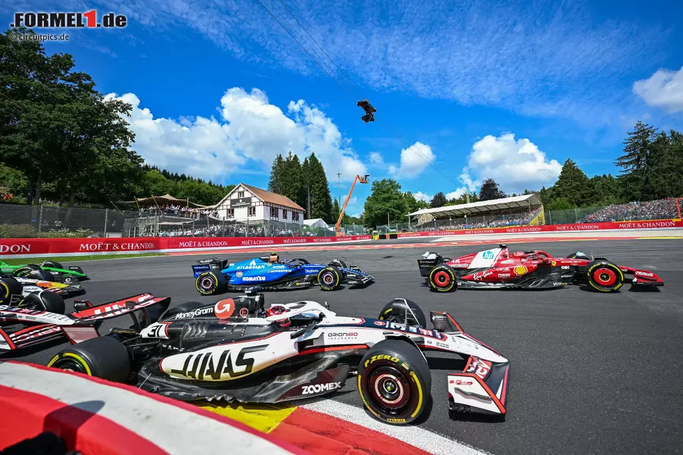 Foto zur News: Oliver Bearman (Haas), Charles Leclerc (Ferrari) und Carlos Sainz (Williams)