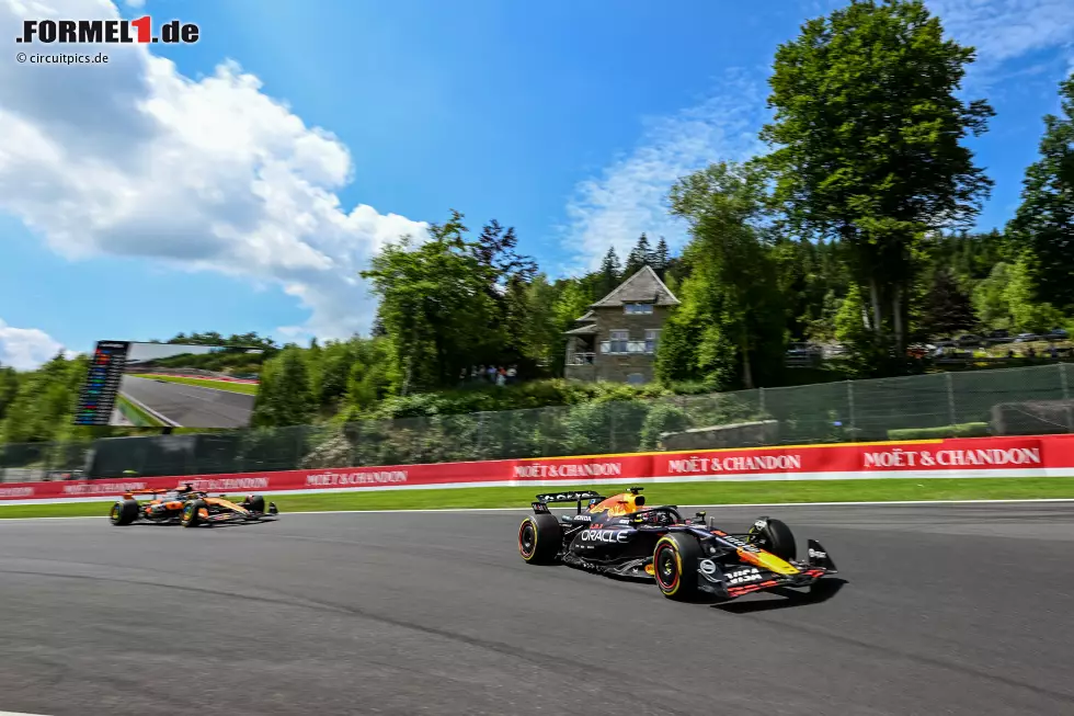 Foto zur News: Max Verstappen (Red Bull) und Oscar Piastri (McLaren)