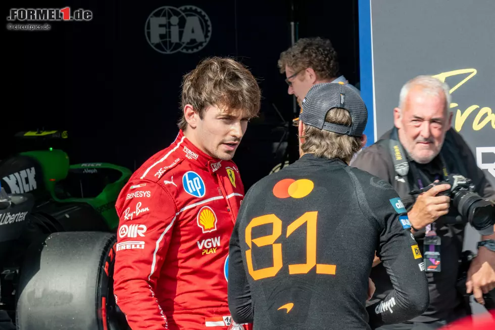 Foto zur News: Charles Leclerc (Ferrari) und Oscar Piastri (McLaren)