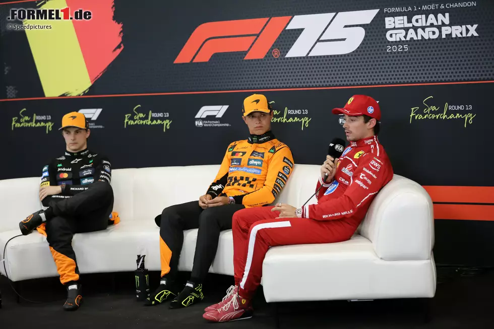 Foto zur News: Lando Norris (McLaren), Oscar Piastri (McLaren) und Charles Leclerc (Ferrari)