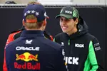 Foto zur News: Max Verstappen (Red Bull) und Gabriel Bortoleto (Sauber)