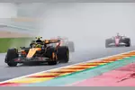 Foto zur News: Lando Norris (McLaren), Oscar Piastri (McLaren) und Charles Leclerc (Ferrari)