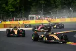 Foto zur News: Oscar Piastri (McLaren), Lando Norris (McLaren) und Charles Leclerc (Ferrari)
