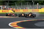 Foto zur News: Oscar Piastri (McLaren), Lando Norris (McLaren) und Charles Leclerc (Ferrari)