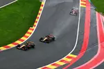 Foto zur News: Lando Norris (McLaren), Oscar Piastri (McLaren) und Charles Leclerc (Ferrari)