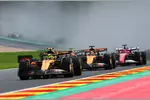 Foto zur News: Lando Norris (McLaren), Oscar Piastri (McLaren) und Charles Leclerc (Ferrari)