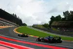 Foto zur News: Yuki Tsunoda (Red Bull) und Pierre Gasly (Alpine)