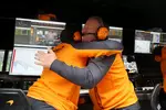 Foto zur News: Zak Brown und Andrea Stella
