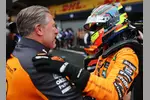 Foto zur News: Zak Brown und Oscar Piastri (McLaren)