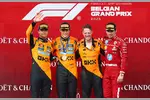 Foto zur News: Oscar Piastri (McLaren), Lando Norris (McLaren) und Charles Leclerc (Ferrari)