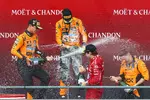 Foto zur News: Oscar Piastri (McLaren), Lando Norris (McLaren) und Charles Leclerc (Ferrari)
