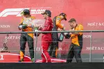 Foto zur News: Lando Norris (McLaren), Oscar Piastri (McLaren) und Charles Leclerc (Ferrari)