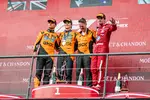 Foto zur News: Lando Norris (McLaren), Oscar Piastri (McLaren) und Charles Leclerc (Ferrari)