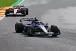Foto zur News: Alexander Albon (Williams) und Lewis Hamilton (Ferrari)