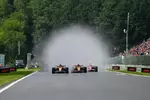 Foto zur News: Oscar Piastri (McLaren), Lando Norris (McLaren) und Charles Leclerc (Ferrari)