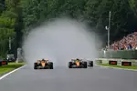 Foto zur News: Oscar Piastri (McLaren), Lando Norris (McLaren) und Charles Leclerc (Ferrari)