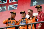 Foto zur News: Lando Norris (McLaren), Oscar Piastri (McLaren) und Charles Leclerc (Ferrari)