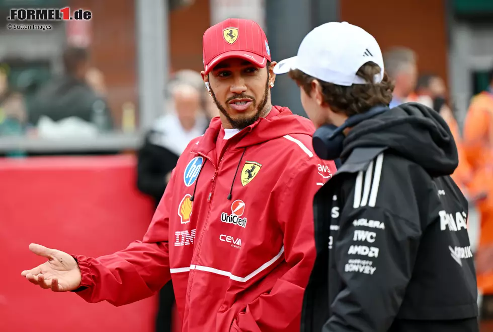 Foto zur News: Andrea Kimi Antonelli und Lewis Hamilton (Ferrari)