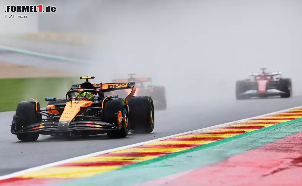 Foto zur News: Lando Norris (McLaren), Oscar Piastri (McLaren) und Charles Leclerc (Ferrari)