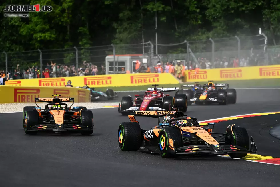Foto zur News: Oscar Piastri (McLaren), Lando Norris (McLaren) und Charles Leclerc (Ferrari)