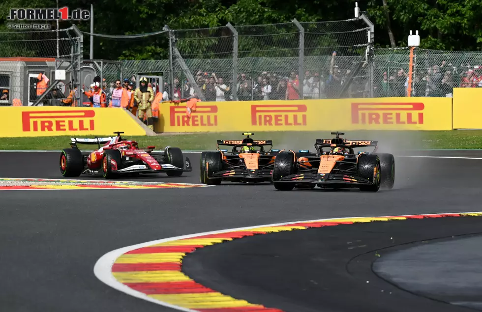 Foto zur News: Oscar Piastri (McLaren), Lando Norris (McLaren) und Charles Leclerc (Ferrari)