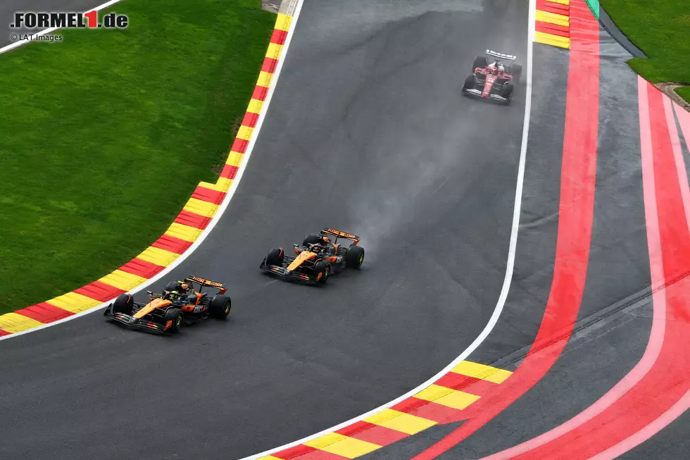 Foto zur News: Lando Norris (McLaren), Oscar Piastri (McLaren) und Charles Leclerc (Ferrari)