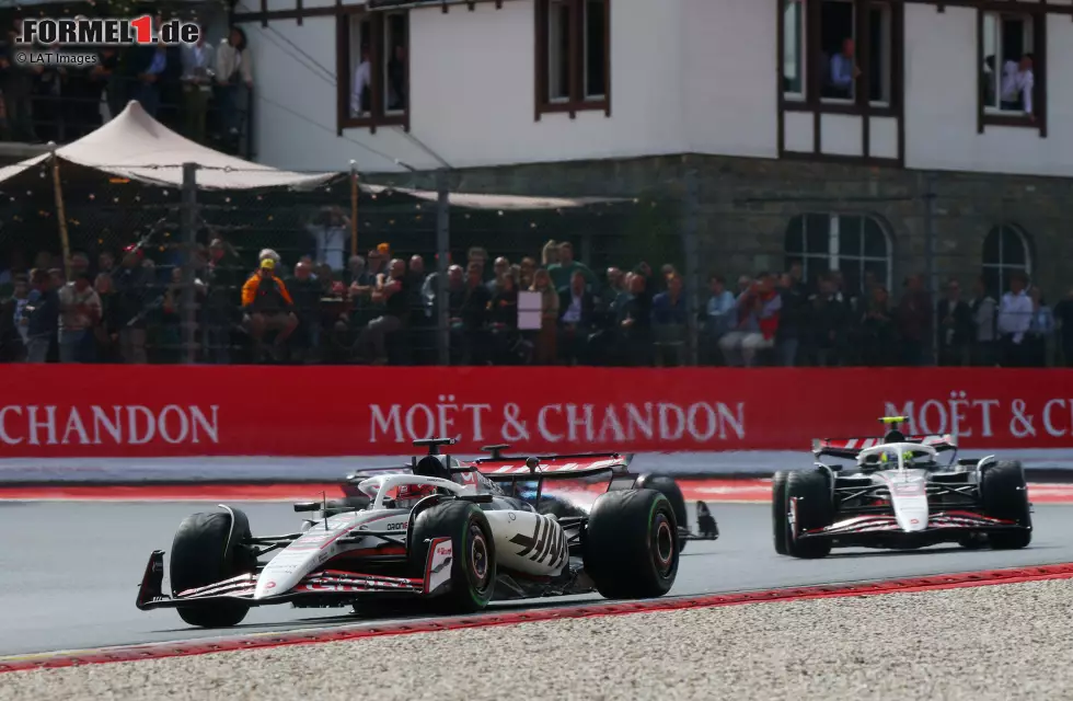 Foto zur News: Esteban Ocon (Haas) und Oliver Bearman (Haas)