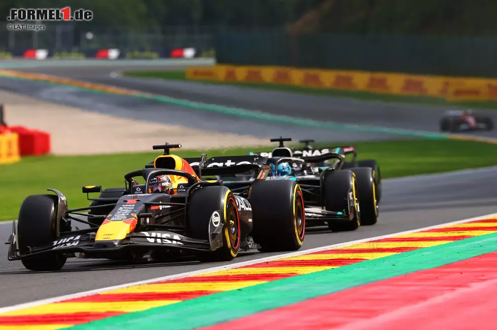 Foto zur News: Max Verstappen (Red Bull) und George Russell (Mercedes)