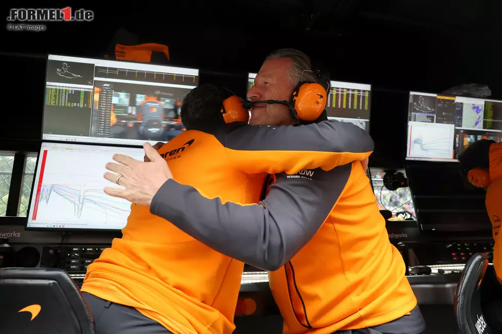 Foto zur News: Zak Brown und Andrea Stella