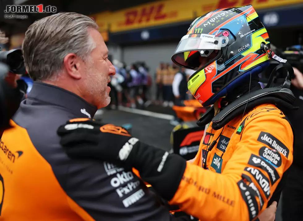 Foto zur News: Zak Brown und Oscar Piastri (McLaren)