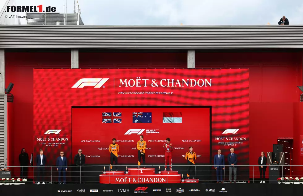 Foto zur News: Oscar Piastri (McLaren), Lando Norris (McLaren) und Charles Leclerc (Ferrari)