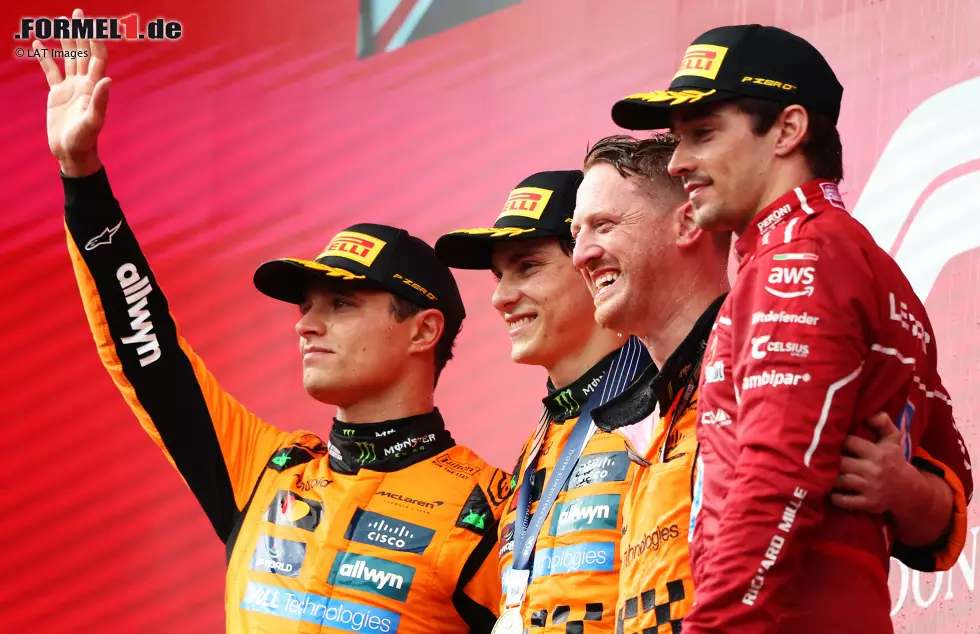 Foto zur News: Oscar Piastri (McLaren), Lando Norris (McLaren) und Charles Leclerc (Ferrari)