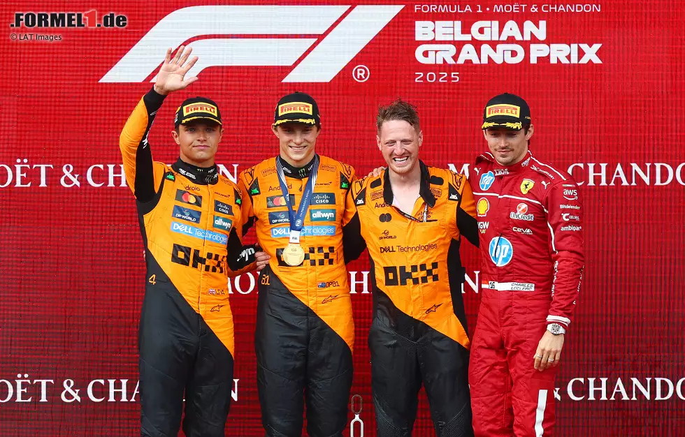 Foto zur News: Oscar Piastri (McLaren), Lando Norris (McLaren) und Charles Leclerc (Ferrari)