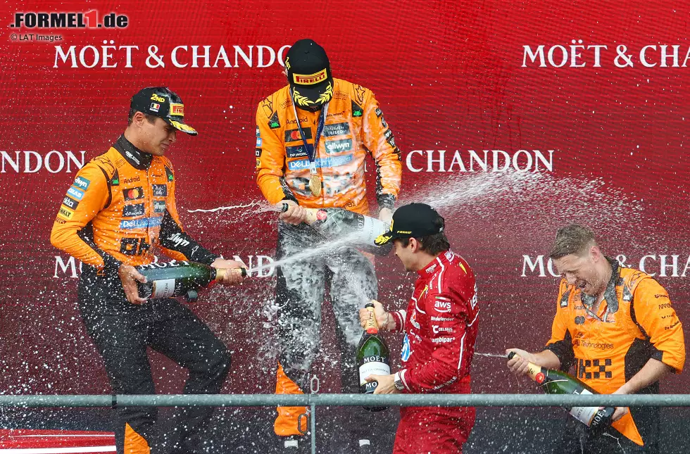 Foto zur News: Oscar Piastri (McLaren), Lando Norris (McLaren) und Charles Leclerc (Ferrari)