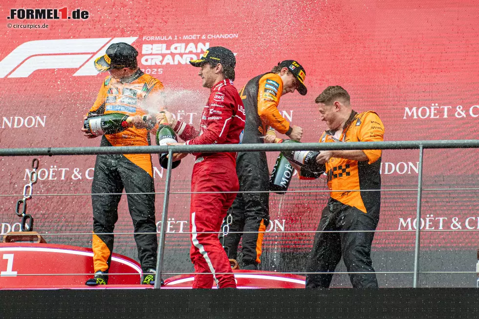 Foto zur News: Lando Norris (McLaren), Oscar Piastri (McLaren) und Charles Leclerc (Ferrari)