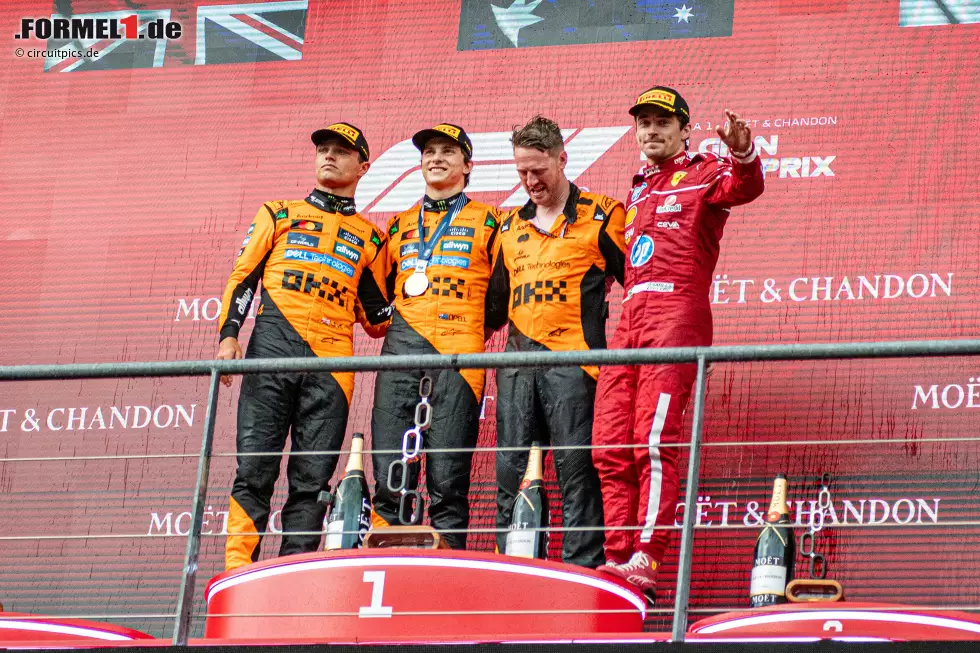 Foto zur News: Lando Norris (McLaren), Oscar Piastri (McLaren) und Charles Leclerc (Ferrari)